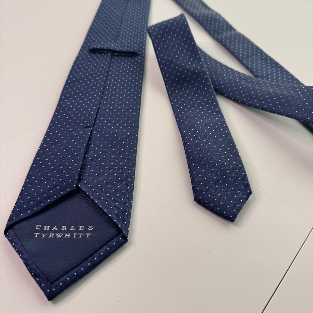 Charles Tyrwhitt 100% SILK Tie - Navy Blue, White Polka Dot Pattern - 3 3/8”x59” - Picture 2 of 5